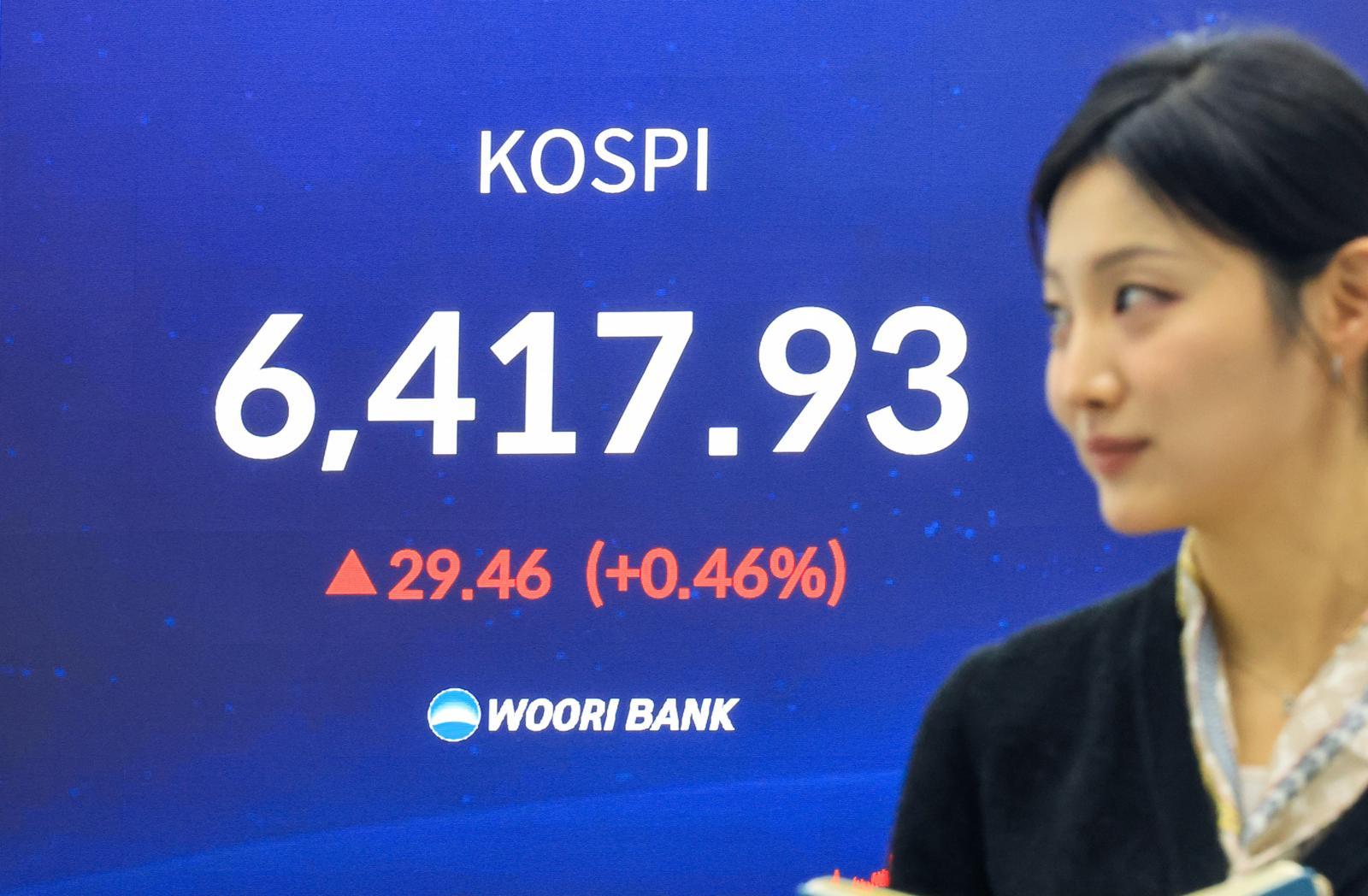 코스피 지수가 연일 사상 최고치를 경신한 22일 서울 중구 우리은행 본점 딜링룸 전광판에 종가가 표시되고 있다. 이날 코스피 지수는 전거래일 대비 29.46(0.46%) 포인트 상승한 6417.93, 코스닥은 전거래일 대비 2.09포인트(0.18%) 오른 1181.12로 장을 마감했다. 2026.4.22 ⓒ 뉴스1