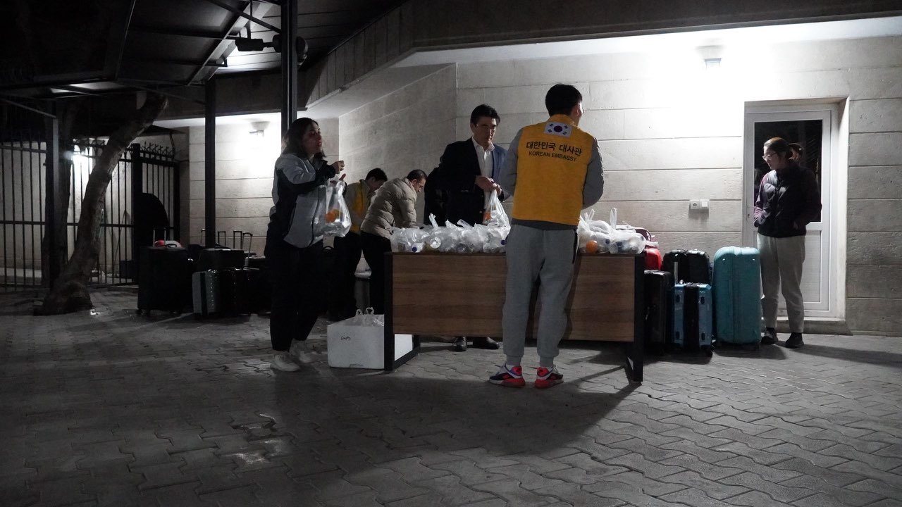 이란에 체류 중이던 우리 국민 23명이 지난달 3일 주이란대사관의 지원으로 투르크메니스탄으로 대피하고 있다. 외교부 제공