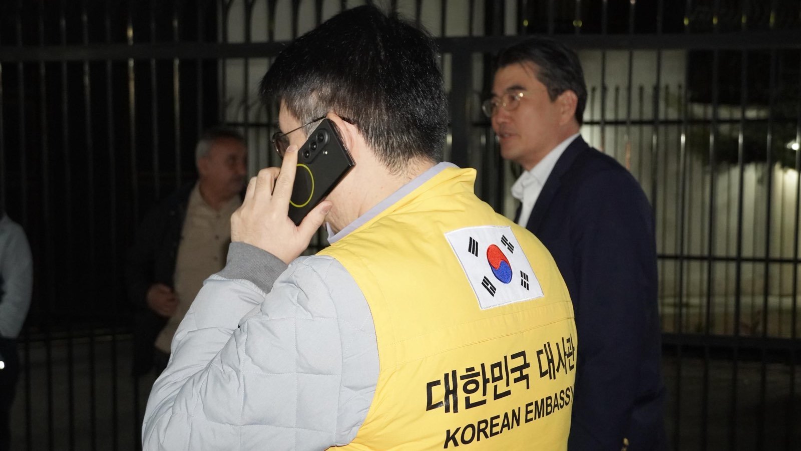 이란에 체류 중이던 우리 국민 23명이 지난달 3일 주이란대사관의 지원으로 투르크메니스탄으로 대피하고 있다. 외교부 제공