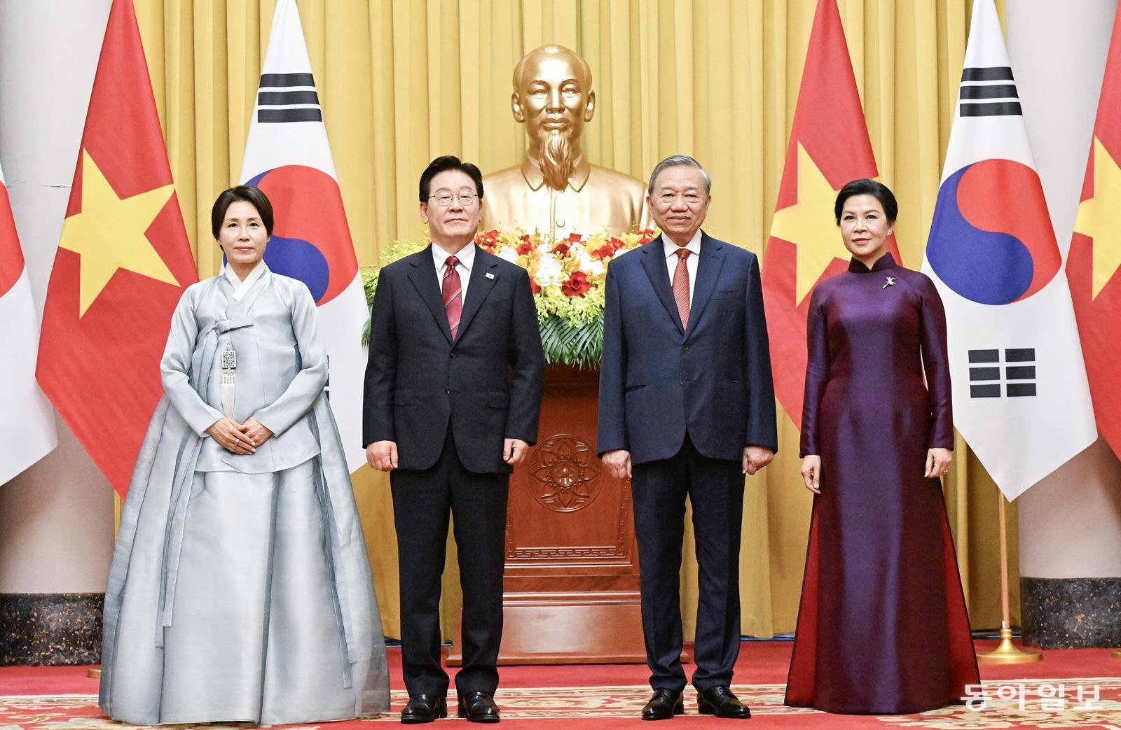 베트남을 국빈 방문 중인 이재명 대통령과 김혜경 여사가 22일 하노이 주석궁에서 또 럼 베트남 공산당 서기장 부부와 정상회담에 앞서 기념 촬영을 하고 있다. 하노이=김재명 기자 base@donga.com