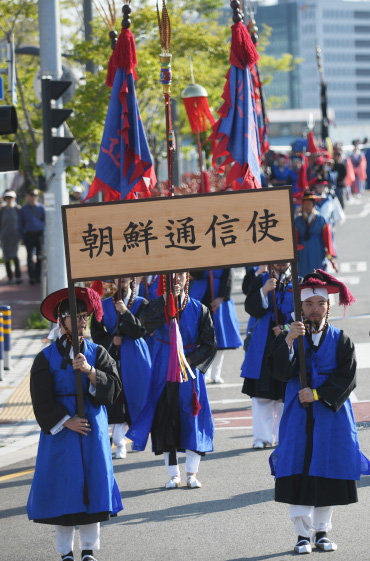지난해 열린 조선통신사 축제에서 사절단 행렬이 재연되고 있다. 부산문화재단 제공