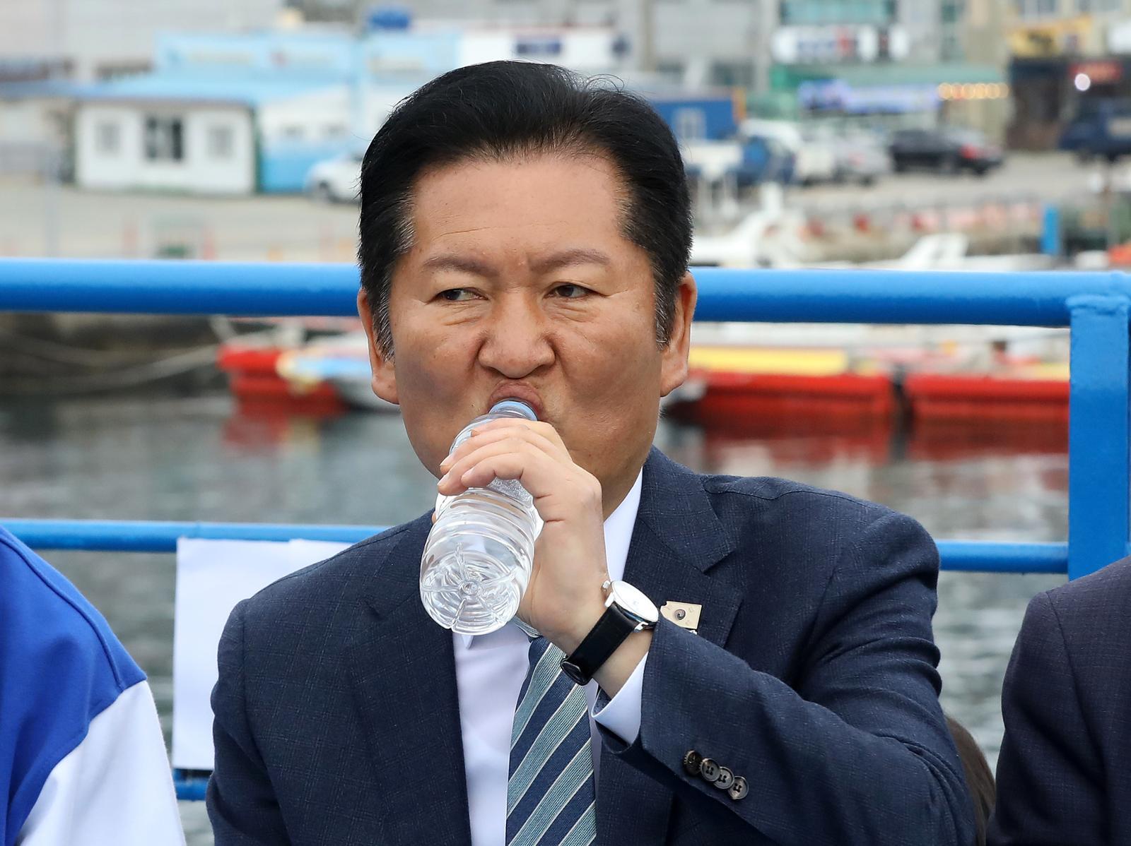정청래 더불어민주당 대표가 22일 경남 통영 욕지도에서 통영시로 향하는 선박 위에서 열린 ‘욕지도 선상 최고위원회의’에 참석해 물을 마시고 있다. 2026.4.22 ⓒ 뉴스1