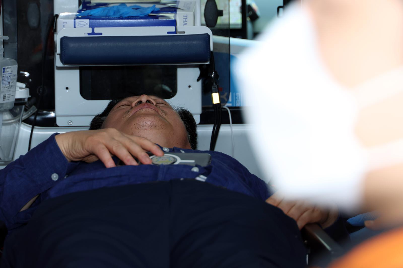 전북도지사 경선 관련 당의 재감찰 등을 요구하며 12일째 단식농성을 이어오던 안호영 더불어민주당 의원이 22일 서울 여의도 국회 천막농성장에서 병원으로 이송되고 있다. 2026.04.22 뉴시스