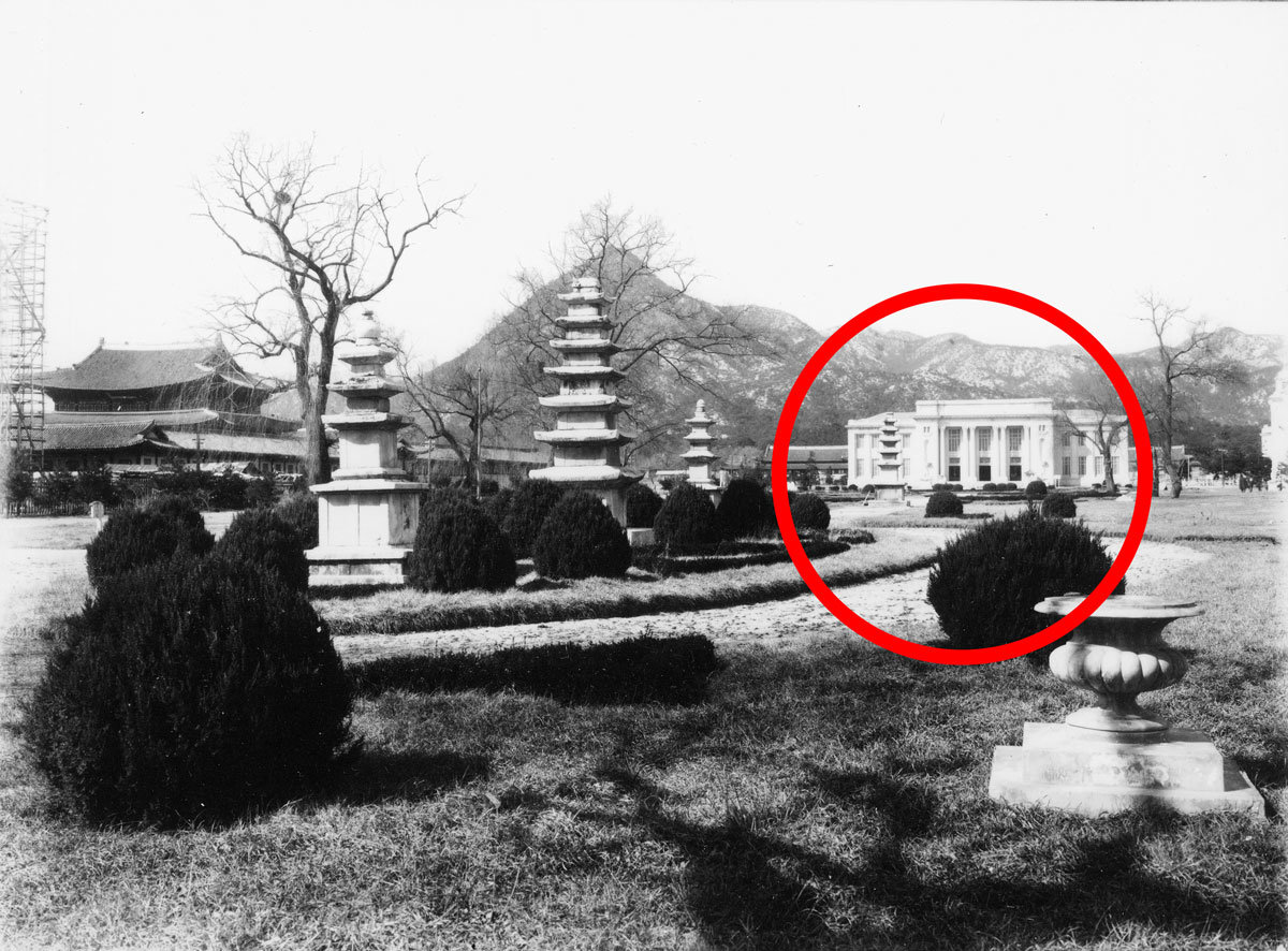 1915년 경복궁 내 개관한 총독부 박물관(원 안). 전국에서 수집한 석물은 물론이고 근정전, 경회루 등 궁궐 건물까지 야외 전시물처럼 연출했다. 사진 출처 국립중앙박물관