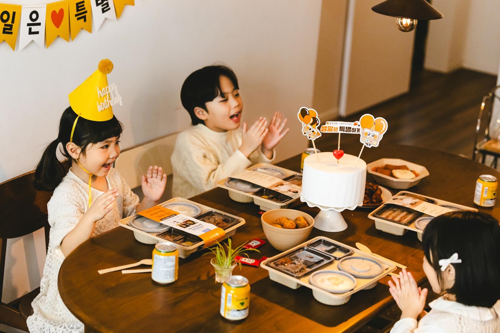 본아이에프가 지원한 사회공헌 활동 ‘생일은 특별하게’를 통해 공동생활가정(그룹홈) 어린이의 생일 파티를 연 모습. 행복나래 제공
