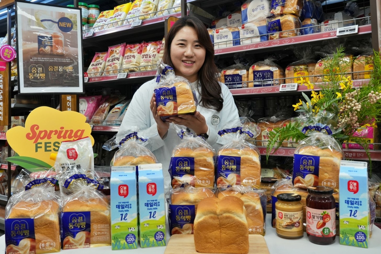 롯데마트·슈퍼는 전문 베이커리 수준의 찢어 먹는 ‘오늘좋은 숨결통식빵’을 2천원대에 전 점에서 판매한다. 롯데마트 제공