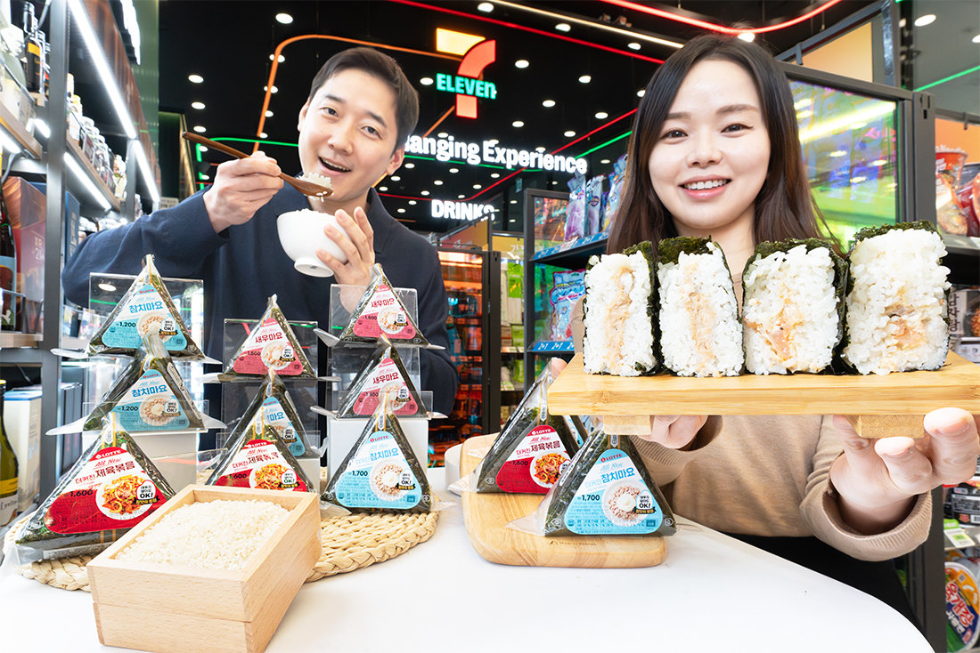 세븐일레븐은 올 뉴 삼각김밥 4종을 시장에 새롭게 선보였다. 세븐일레븐 제공