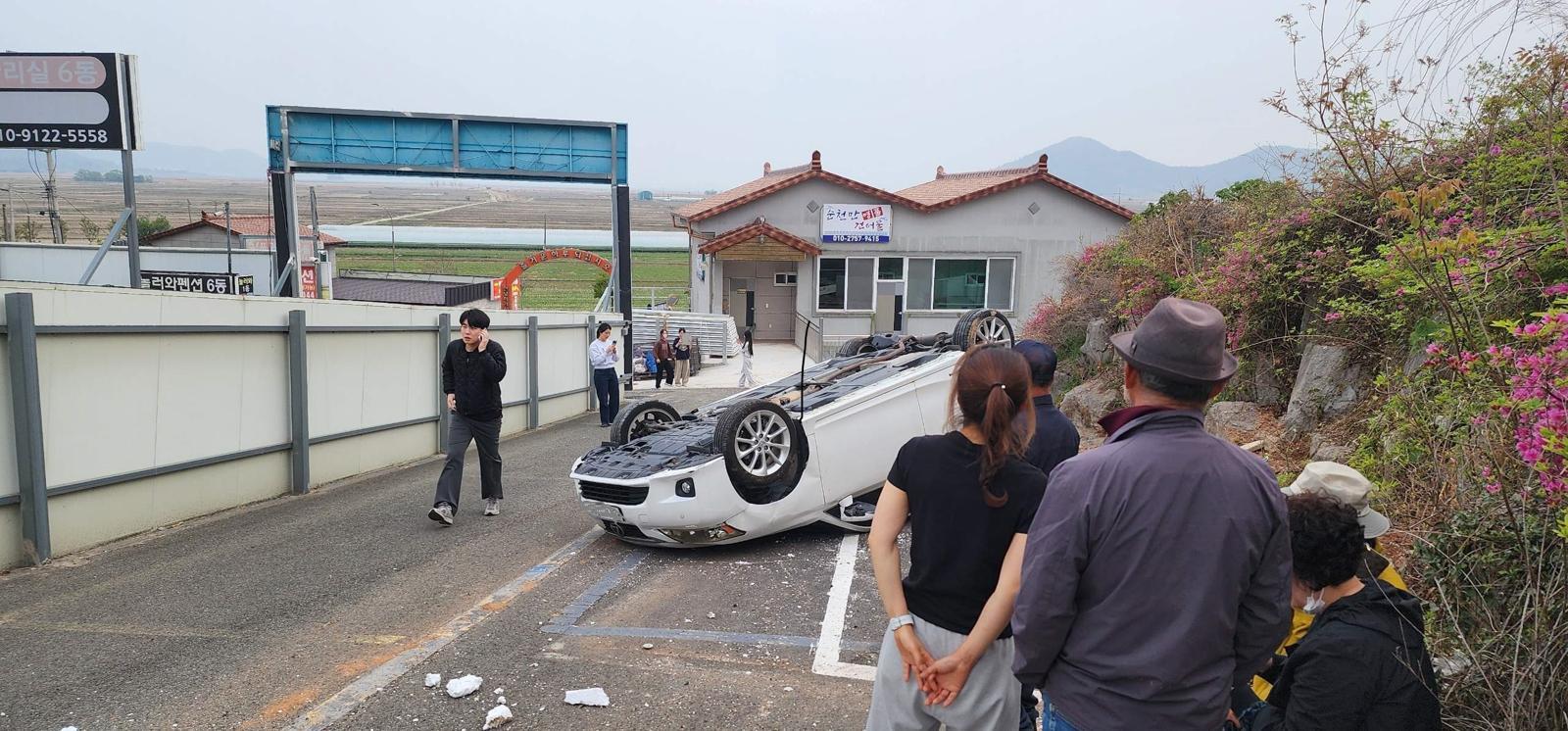 비번 소방관, ‘쿵’ 소리 듣고 달려가 차량에 갇힌 할머니 구조