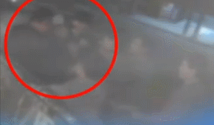 30대 남성이 12일 오전 4시 30분경 용산에서 가게의 기물을 훼손하고 행인에게 시비를 걸다가 출동한 경찰을 때려 턱을 다치게 한 혐의로 붙잡혔다. 당시 상황을 담은 폐쇄회로(CC)TV 영상. 채널A