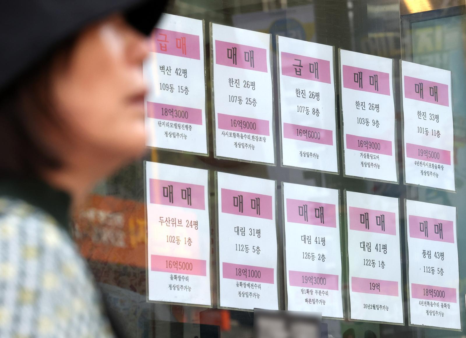 서울 원룸 월세가 5% 넘게 올라 평균 71만원을 기록한 반면, 전세 보증금은 소폭 하락하며 월세 부담이 더욱 커진 것으로 나타났다. [서울=뉴시스]