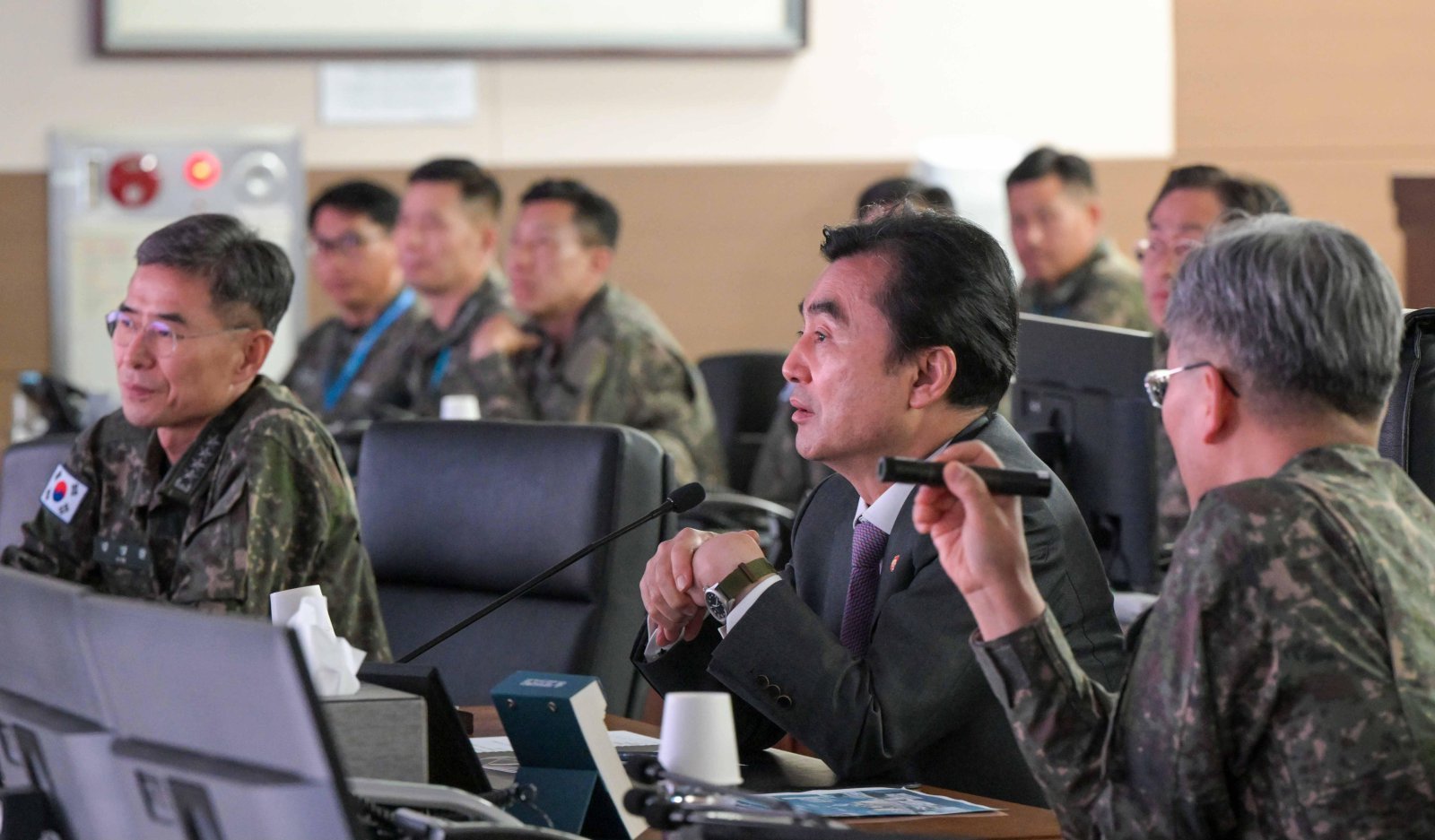 안규백 국방부 장관이 16일 부산 해군작전사령부에서 군사대비태세를 점검하고 있다. (사진=국방부 제공) 2026.04.16. *재판매 및 DB 금지[서울=뉴시스]