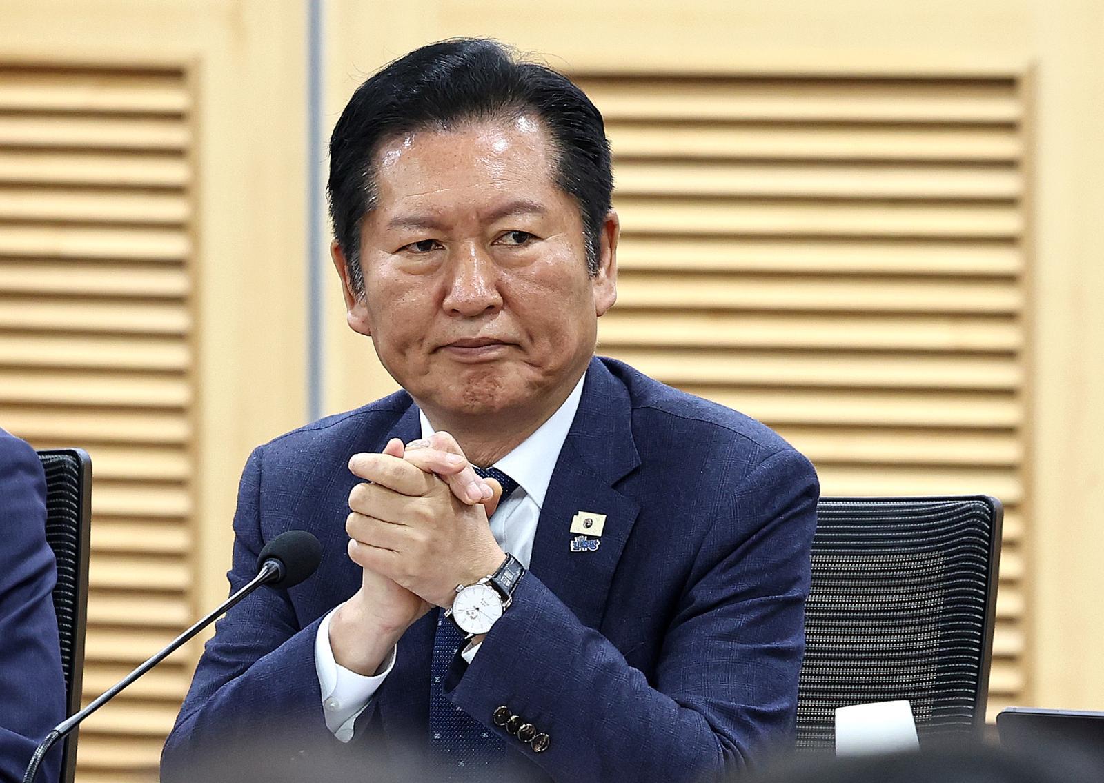 정청래 더불어민주당 대표가 23일 오전 서울 여의도 국회의원회관에서 ‘중동전쟁의 영향과 과제’를 주제로 열린 토론회에 참석해 생각에 잠겨 있다. 2026.4.23/뉴스1