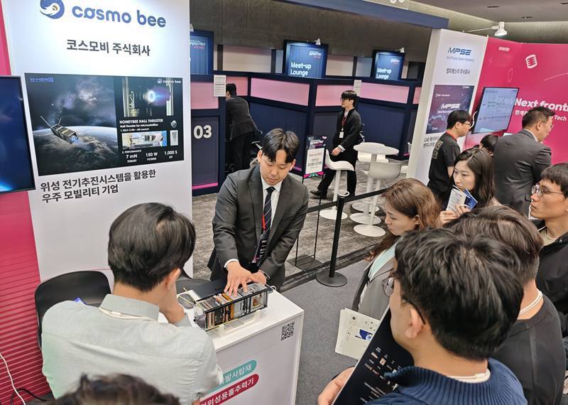 한 스타트업 관계자가 자사 솔루션을 관람객에게 소개하고 있다 / 출처=IT동아