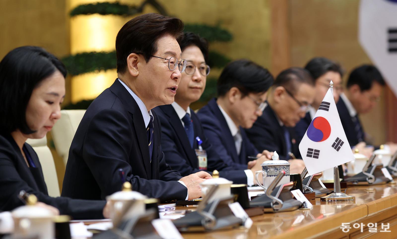 베트남을 국빈 방문중인 이재명 대통령이 23일 베트남 하노이 총리실에서 레 민 흥 총리와 면담에서 발언하고 있다. 2026.4.23 청와대사진기자단 김재명 기자 base@donga.com