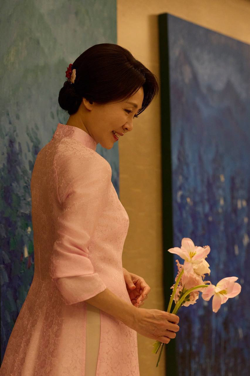 청와대는 23일 SNS에 김혜경 여사가 또 럼 베트남 공산당 서기장 겸 국가주석의 부인 응오 프엉 리 여사로부터 선물 받은 베트남 전통의상인 아오자이를 착용한 모습을  공개했다. 이재명 대통령 SNS.
