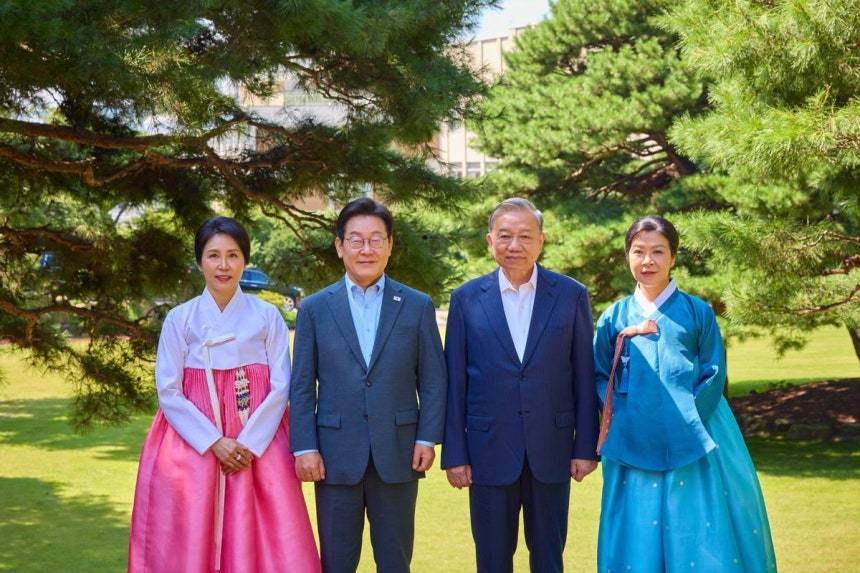 이재명 대통령과 김혜경 여사가 지난해 8월 청와대 상춘재에서 국빈방한 중인 또 럼 베트남 당서기장과 응오 프엉 리 여사와 함께 기념촬영을 하고 있다. 청와대 제공