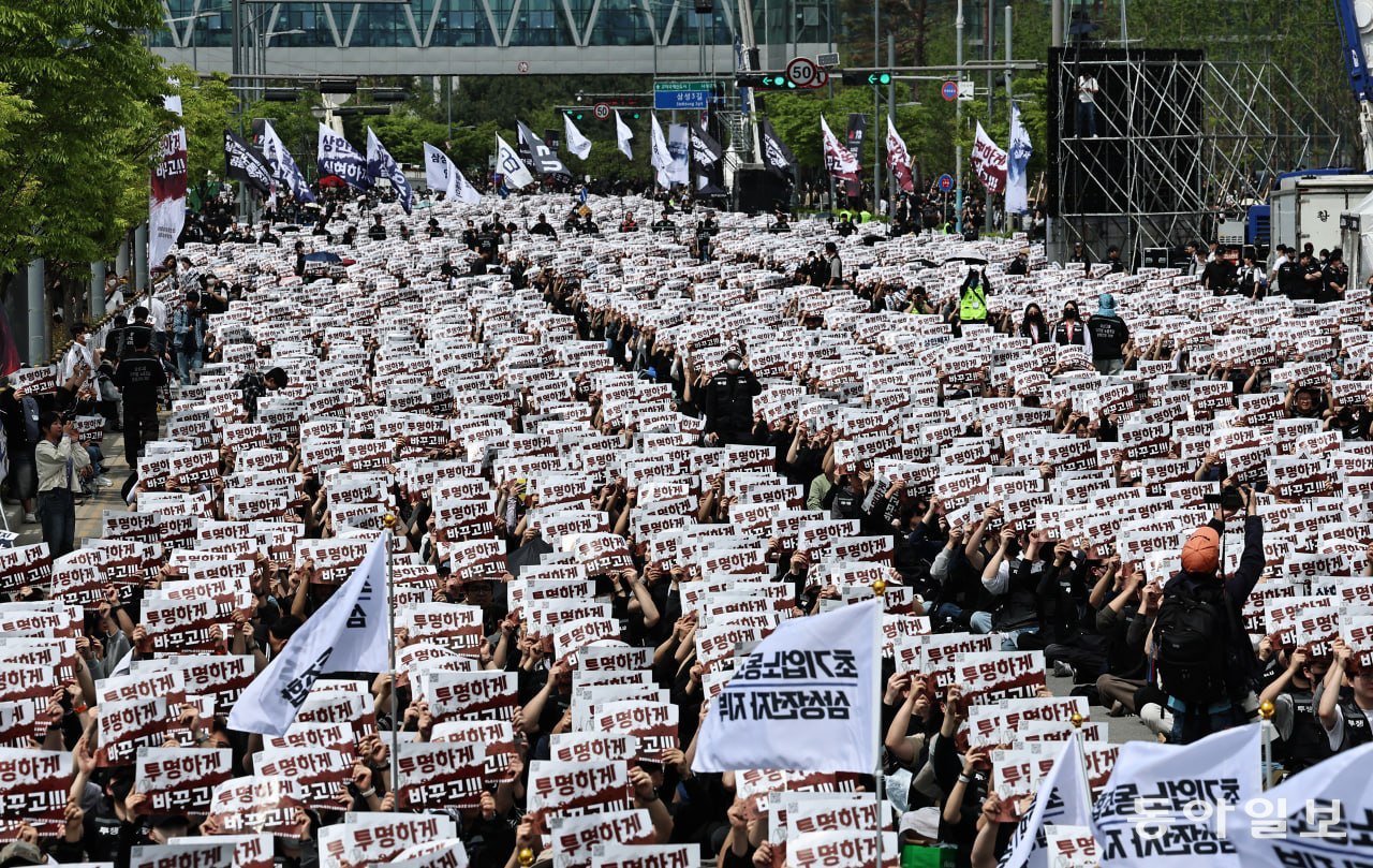 삼성전자 노동조합 공동투쟁본부가 23일 오후 경기 평택시 삼성전자 평택캠퍼스 사무복합동 인근에서 ‘4·23 투쟁 결의대회’를 개최하고 있다. 양회성 기자 yohan@donga.com