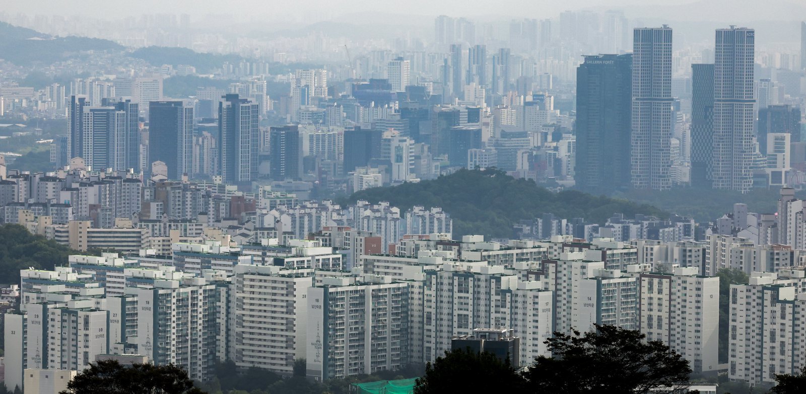 서울 중구 남산에서 서울시내 아파트가 보이고 있다. 뉴시스