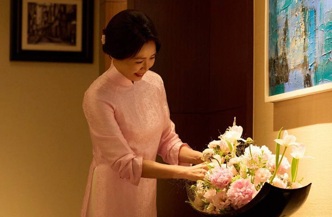 청와대는 23일 SNS에 김혜경 여사가 또 럼 베트남 공산당 서기장 겸 국가주석의 부인 응오 프엉 리 여사로부터 선물 받은 베트남 전통의상인 아오자이를 착용한 모습을 공개했다. 이재명 대통령 SNS.