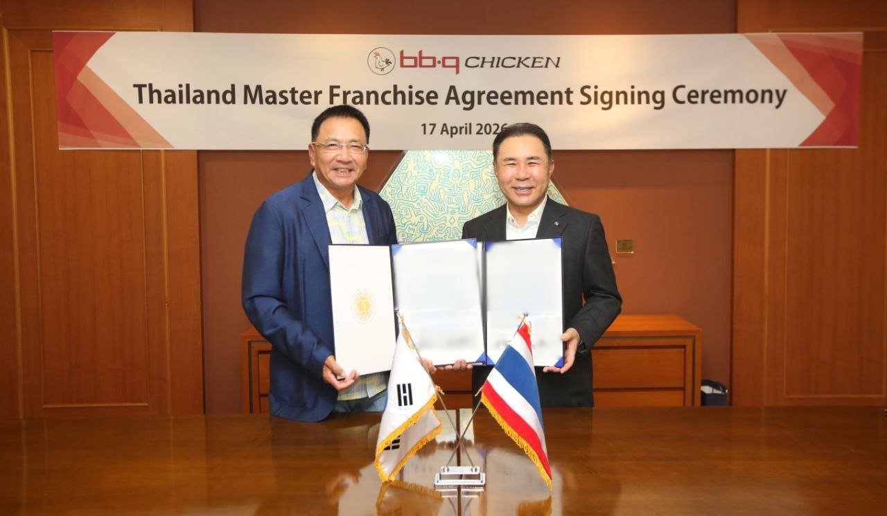 BBQ가 태국 현지 기업과 마스터프랜차이즈(MF) 계약을 체결하고 동남아권 시장 확대에 본격적으로 나선다. 사진은 현지 파트너사 대표와 윤홍근 제너시스BBQ 그룹 회장(오른쪽)이 기념 촬영을 하는 모습. BBQ 제공