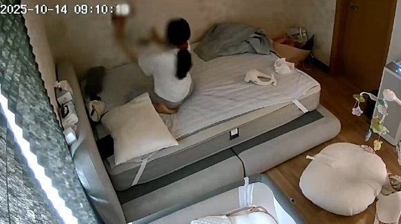 친모 A 씨가 생후 4개월된 해든이(가명)를 들어 내려치는 모습 (광주지검 순천지청 제공) ⓒ 뉴스1