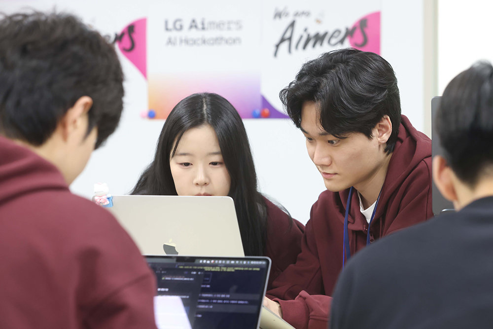 지난 4월 6일 개최된 LG에이머스 8기 해커톤 참가자들 / 출처=LG