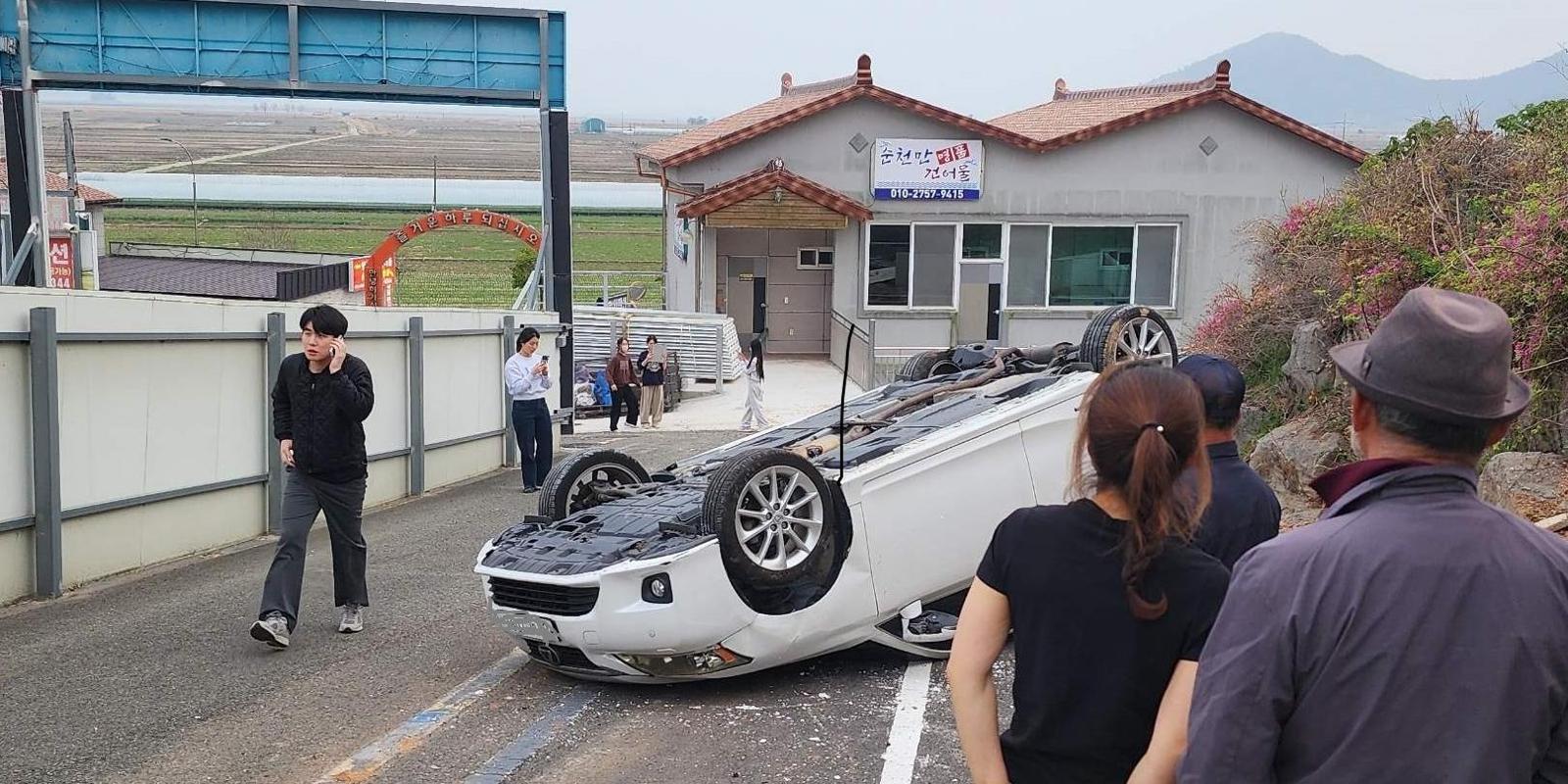 ‘쿵’ 소리에… 비번 소방관, 전복된 차 속 노인 구했다