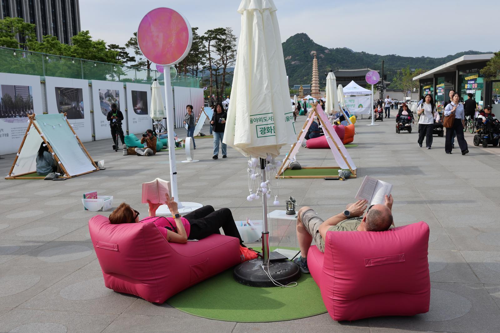 서울야외도서관 운영이 시작된 23일 오후 서울 종로구 광화문광장에 마련된 ‘광화문 책마당’에서 외국인 관광객들이 책을 읽고 있다. 2026.4.23 (서울=뉴스1)