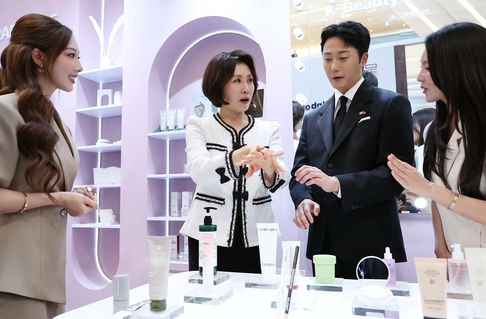 이재명 대통령과 베트남을 국빈 방문 중인 김혜경 여사가 하노이 롯데몰에서 열린 K문화관광대전에서 배우 정일우와 화장품을 살펴보고 있다. 2026.4.23/뉴스1