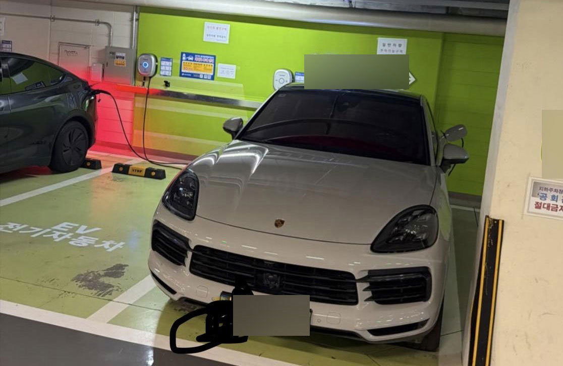 충전선 끌어와 일반 주차구역서…‘포르쉐 PHEV 빌런’ 논란