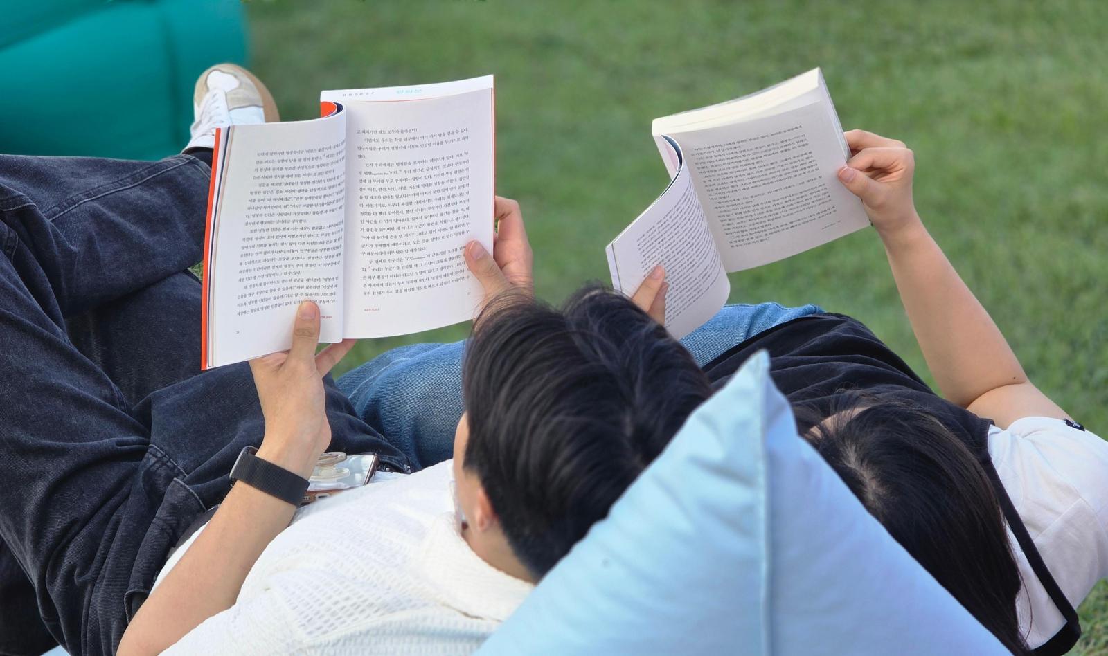 23일부터 서울 광화문광장과 청계천 등에서 ‘서울 야외도서관’ 행사가 시작됐다. 지난해 서울광장 잔디밭에서 시민들이 책을 읽는 모습. 서울시 제공