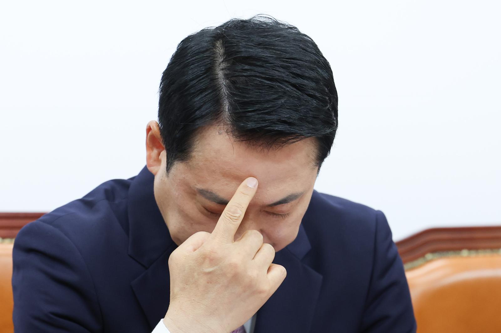 국민의힘 장동혁 대표가 23일 서울 여의도 국회에서 열린 최고위원회의에서 생각에 잠겨 있다. 장 대표는 이날 “해당 행위를 한 사람이 후보자라면 즉시 후보자를 교체하겠다”며 “이제 싸울 상대를 제대로 식별하고 제대로 싸워야 할 때”라고 말했다. 뉴스1