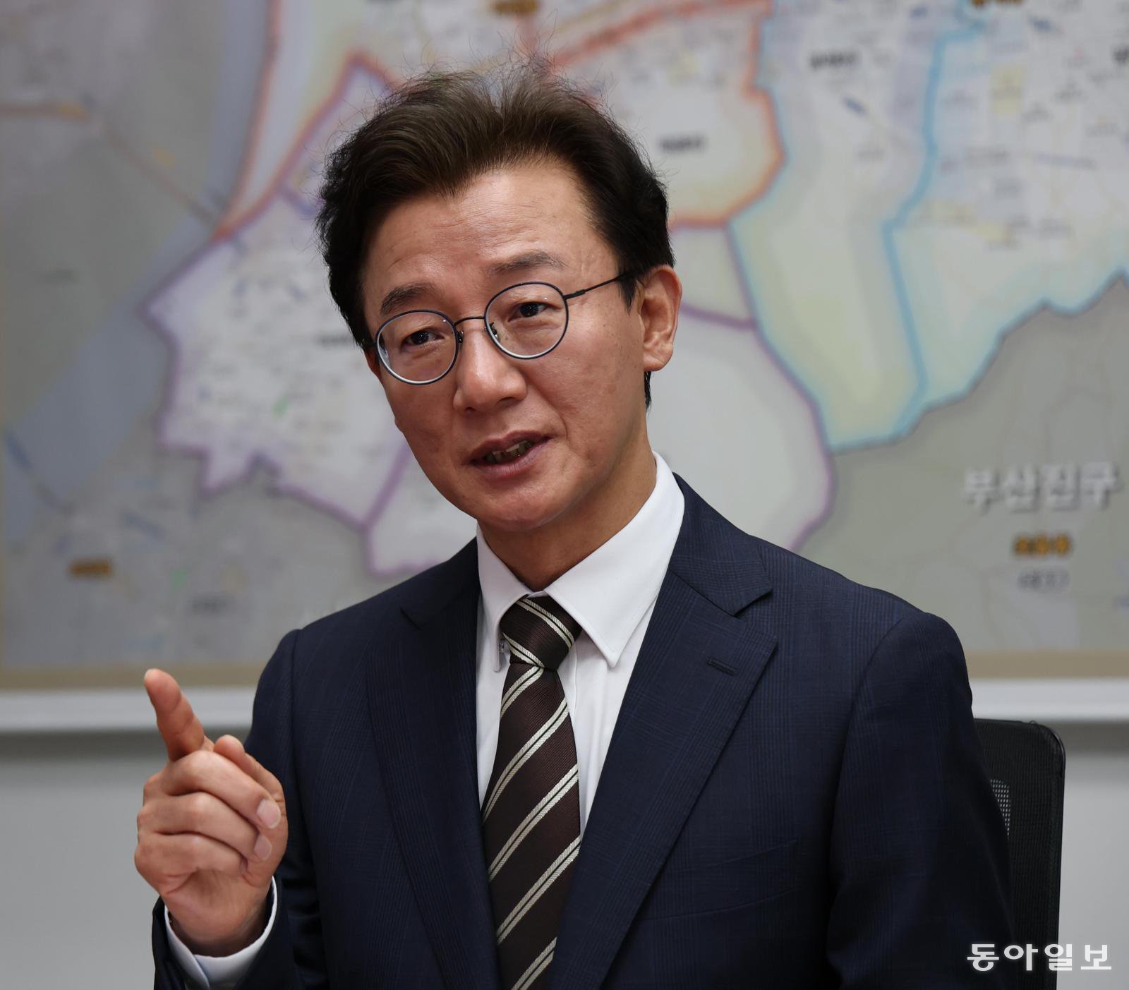 더불어민주당 부산시장 후보인 전재수 의원이 23일 서울 여의도 국회 의원회관 사무실에서 부산 해양수도 비전에 대해 설명하고 있다. 전 의원 뒤로는 그의 지역구인 부산 북갑의 지도가 걸려 있다. 이훈구 기자 ufo@donga.com