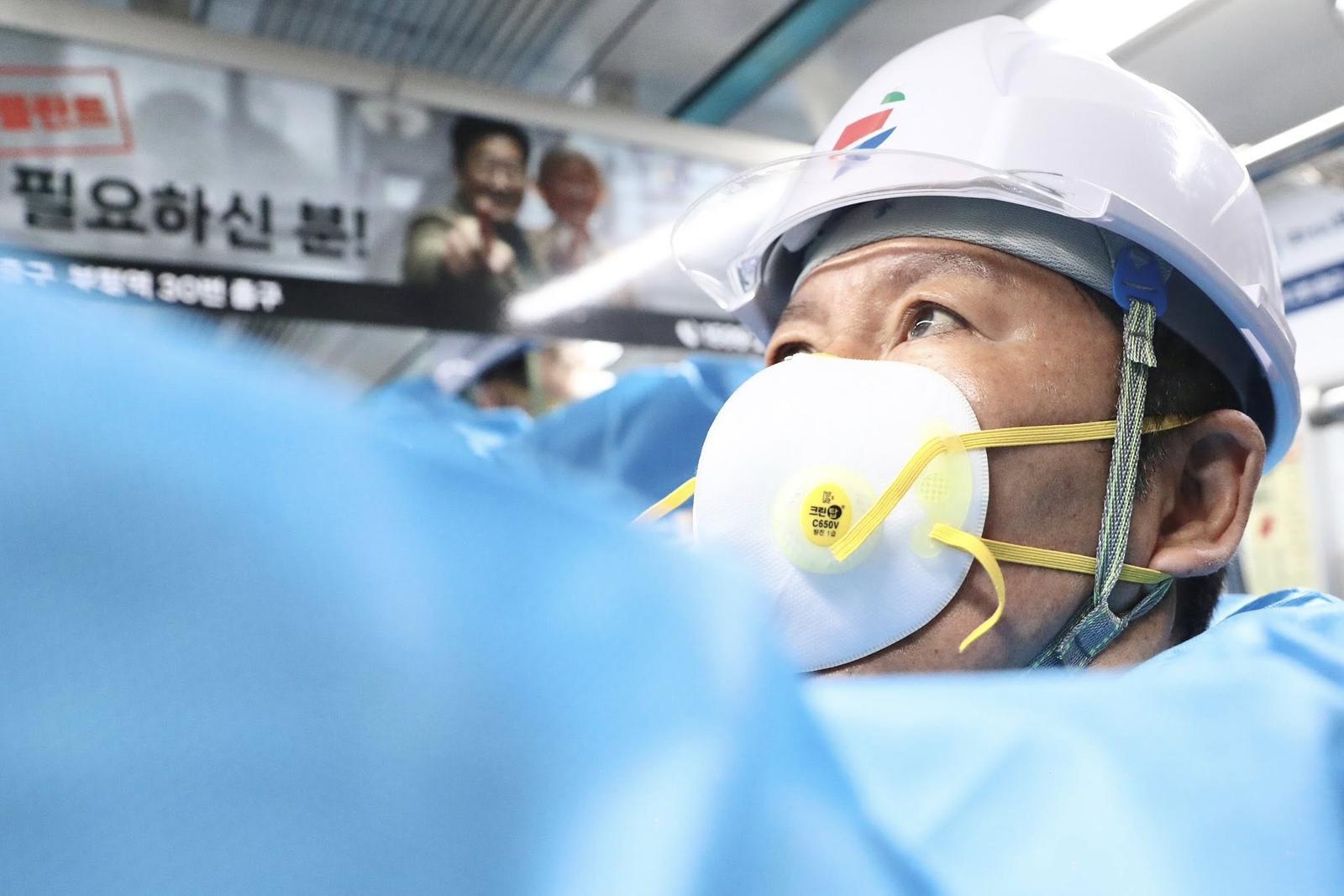 더불어민주당 정청래 대표가 24일 오전 인천 계양구의 수도권 도시철도 귤현역 차량 기지에서 환경 정비 작업을 체험했다. 정 대표 페이스북 갈무리