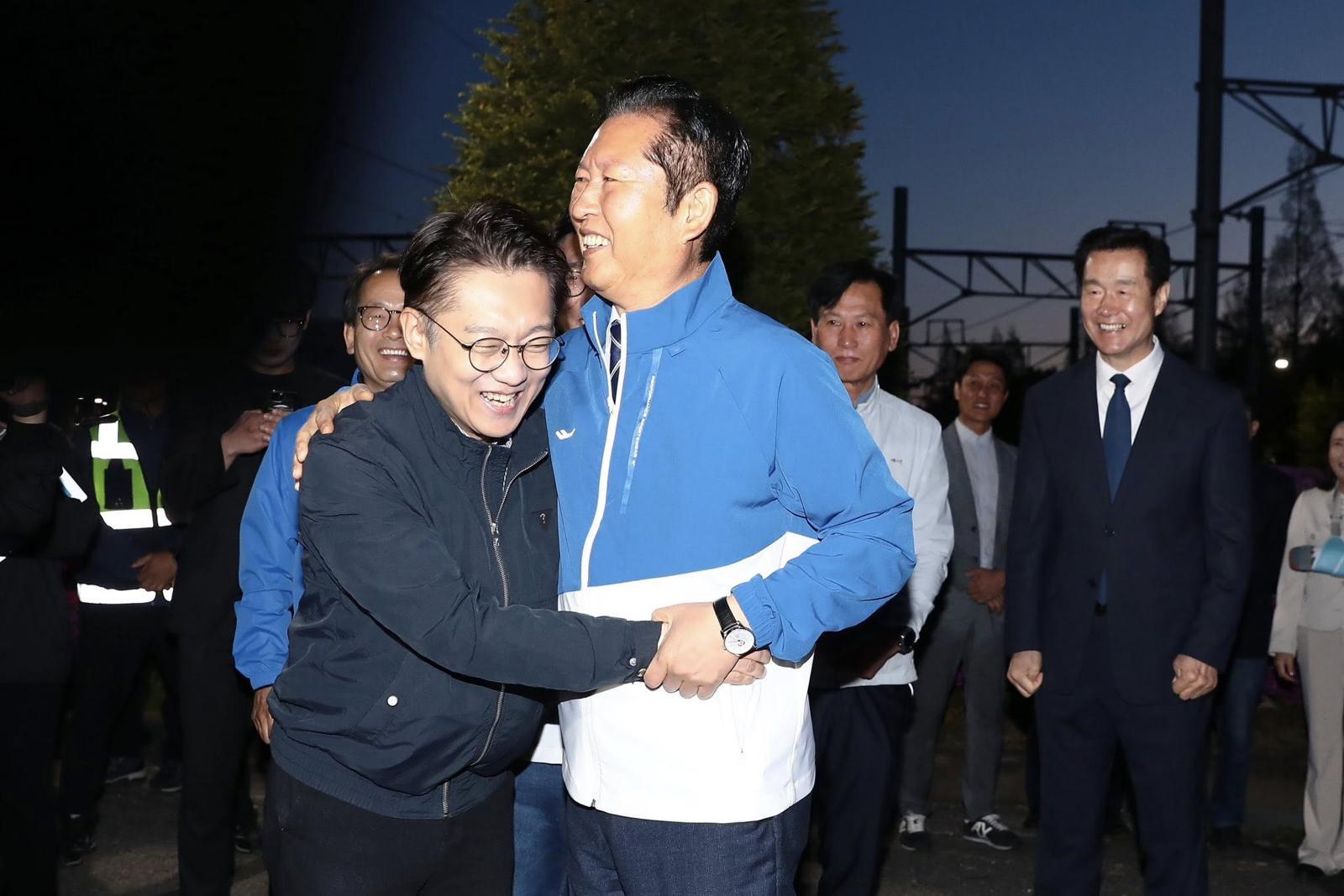 더불어민주당 정청래 대표가 24일 오전 인천 계양구의 수도권 도시철도 귤현역 차량 기지에서 김남준 전 청와대 대변인과 환경 정비 작업을 체험했다. 정 대표 페이스북 갈무리