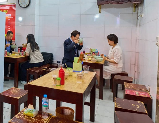 李대통령, 베트남 국민에 “신짜오”…쌀국수 맛본 뒤 한 말은