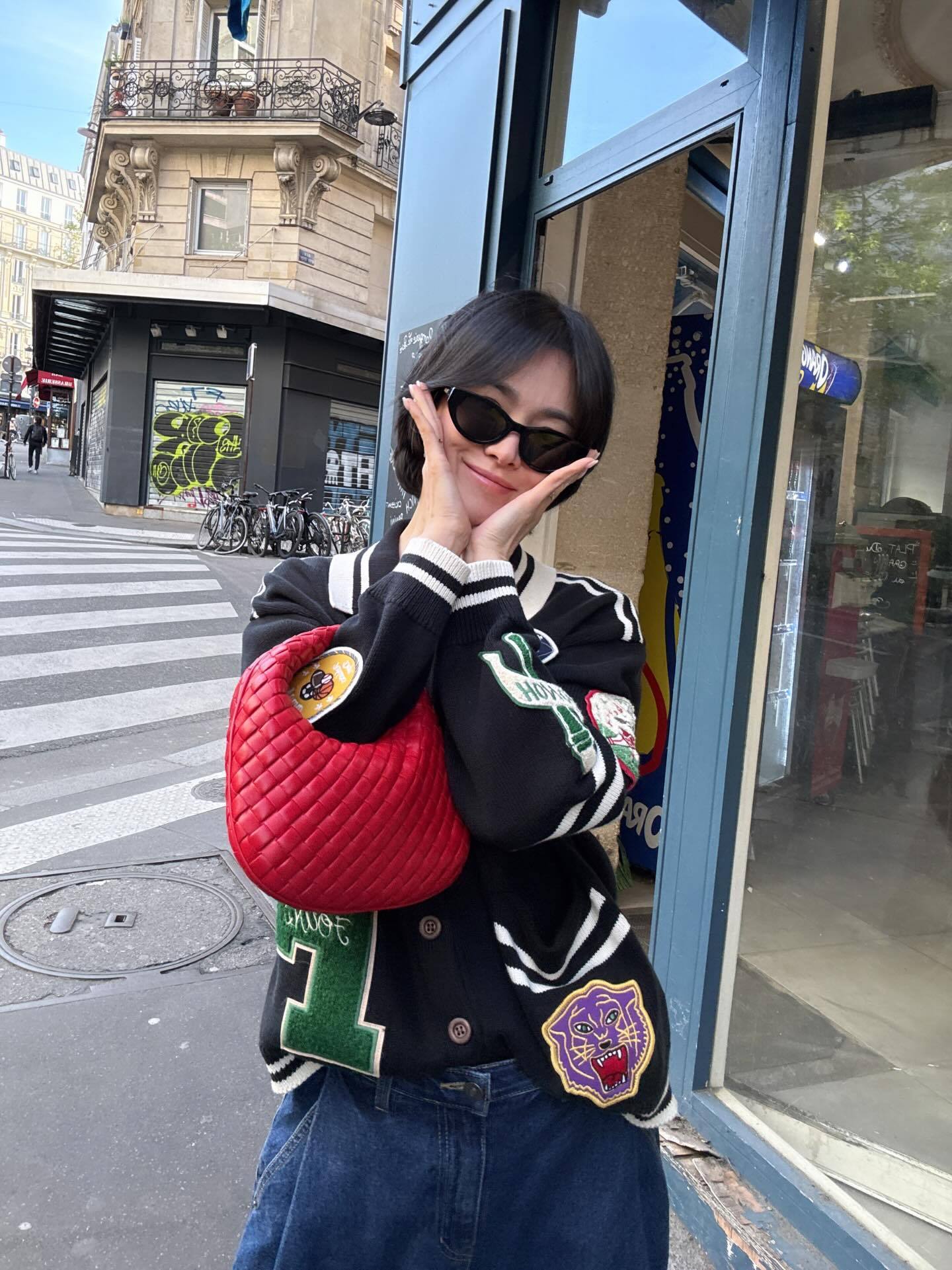 송혜교, 일상 속 돋보이는 힙한 패션…잘록 허리라인도 ‘눈길’