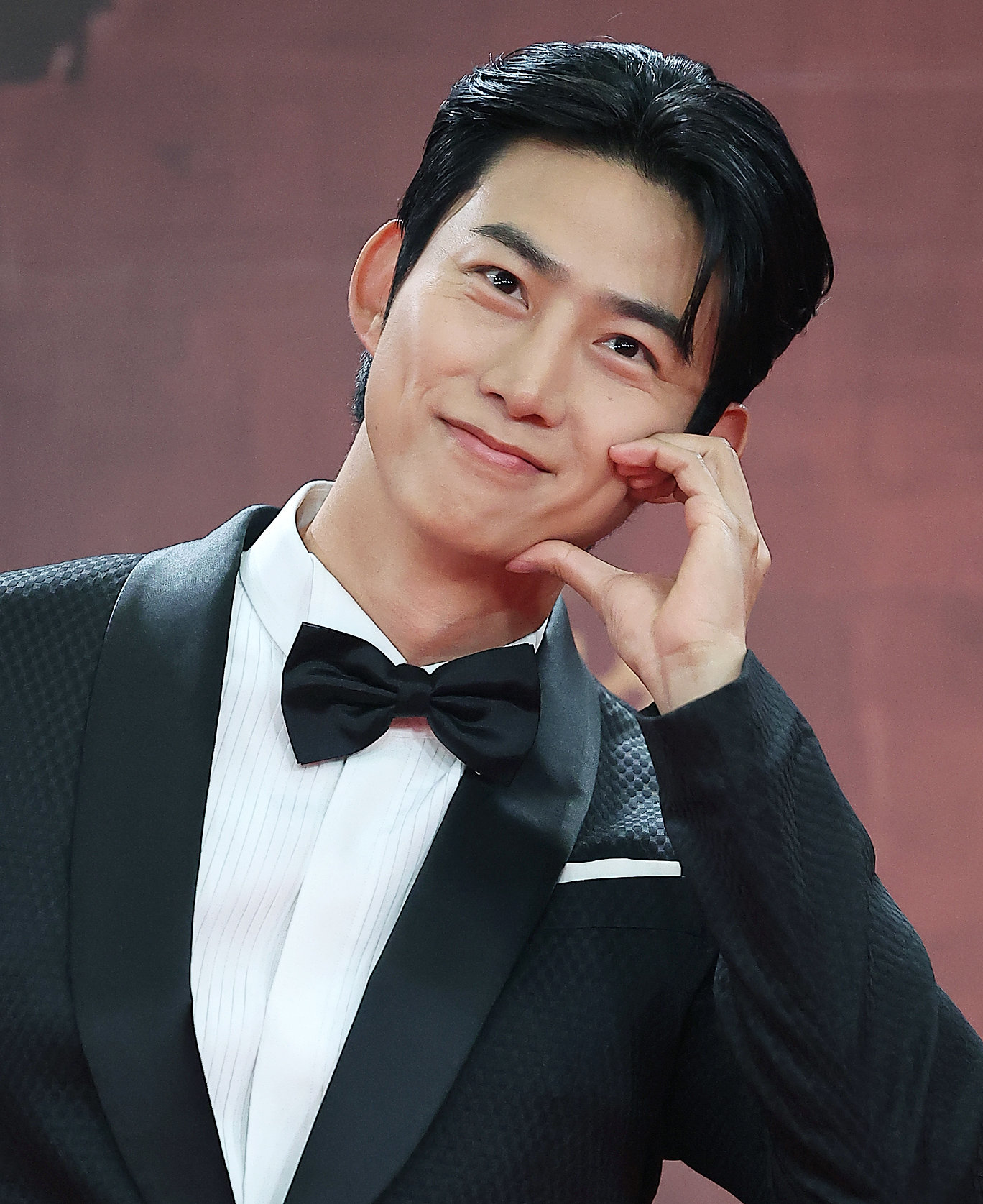 “예비신부는 10점 만점” 옥택연, 10년 열애 끝 내일 결혼…2PM 축가·사회