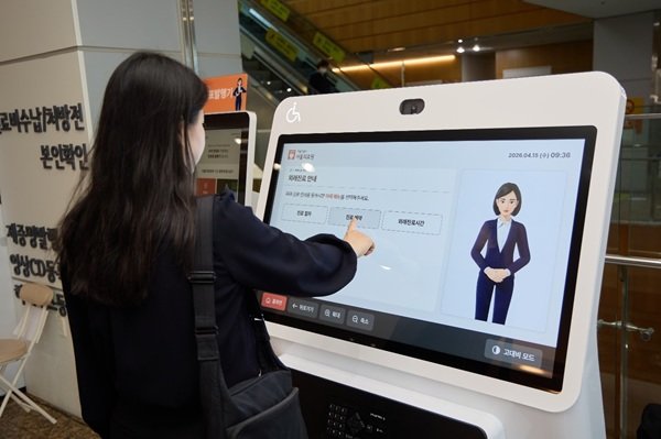 서울의료원에 설치된 케이엘큐브의 AI 수어 안내 서비스.