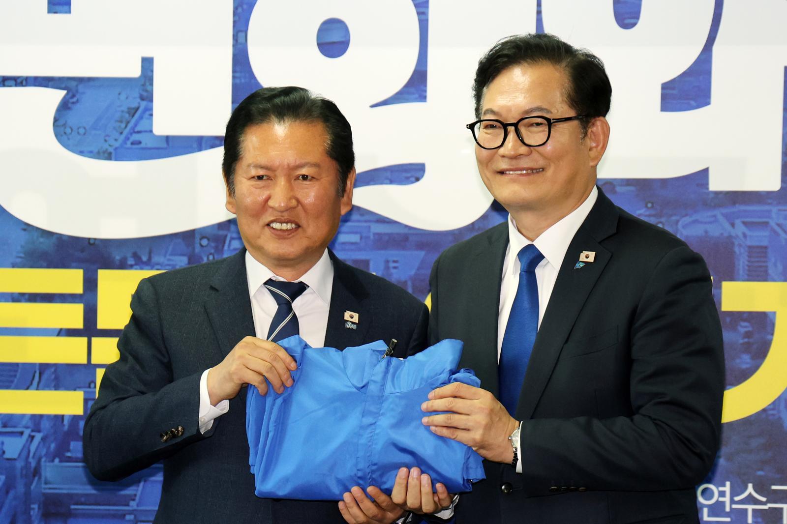 정청래 더불어민주당 대표가 24일 오전 인천 연수구 정지열 인천 연수구청장 후보 선거사무소에서 열린 최고위원회의에서 송영길 연수갑 국회의원 보궐선거 후보에게 당 점퍼를 전달하고 있다. 뉴스1