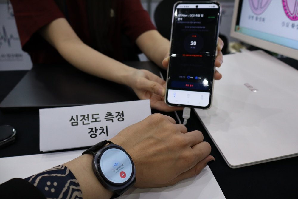 전남대 초광역 연합 의료 AI 연구센터 부스에서 직접 심전도 측정 장치를 체험하는 모습 / 출처=IT동아