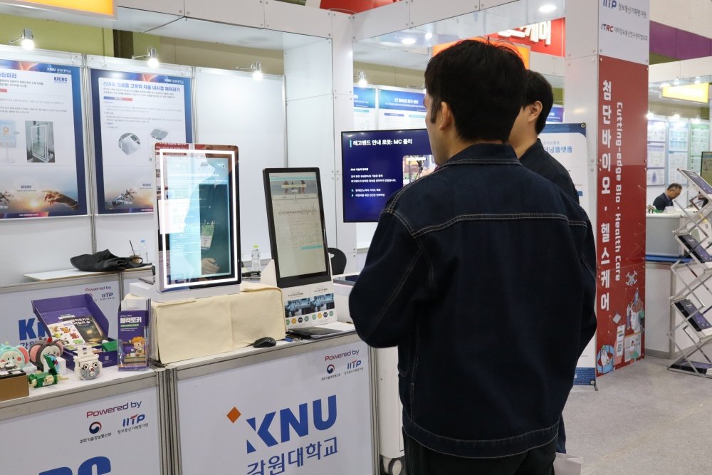 강원대 강원지능화혁신센터의 AI-CU 스마트 미러 / 출처=IT동아