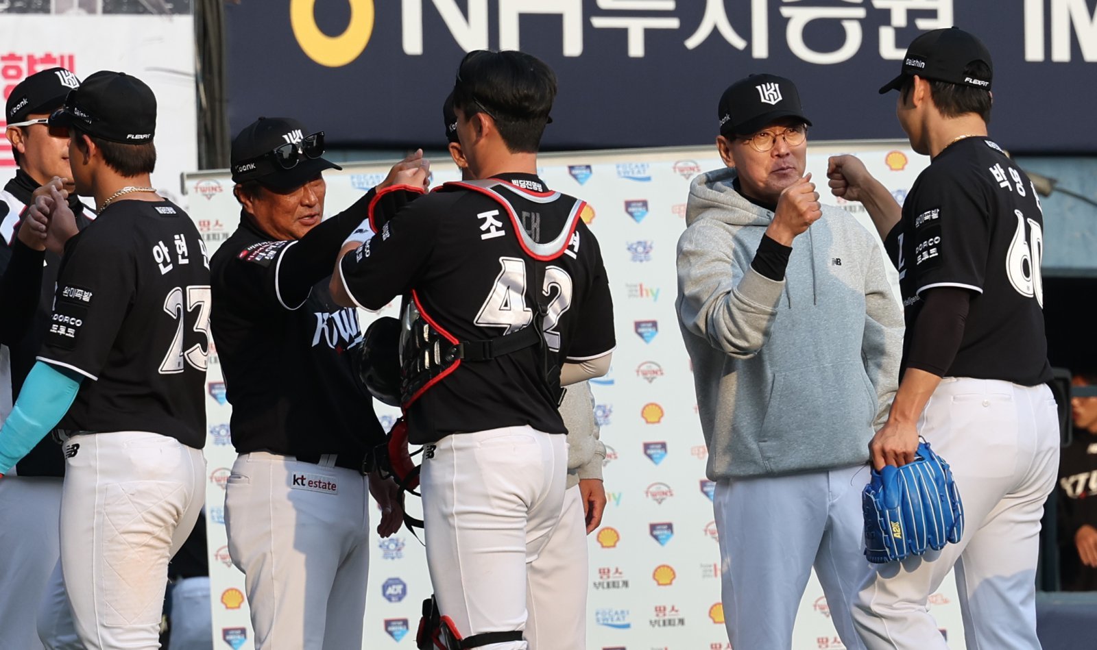 우승 후보 제치고 단독 선두…‘투자의 맛’ KT, 매서운 질주