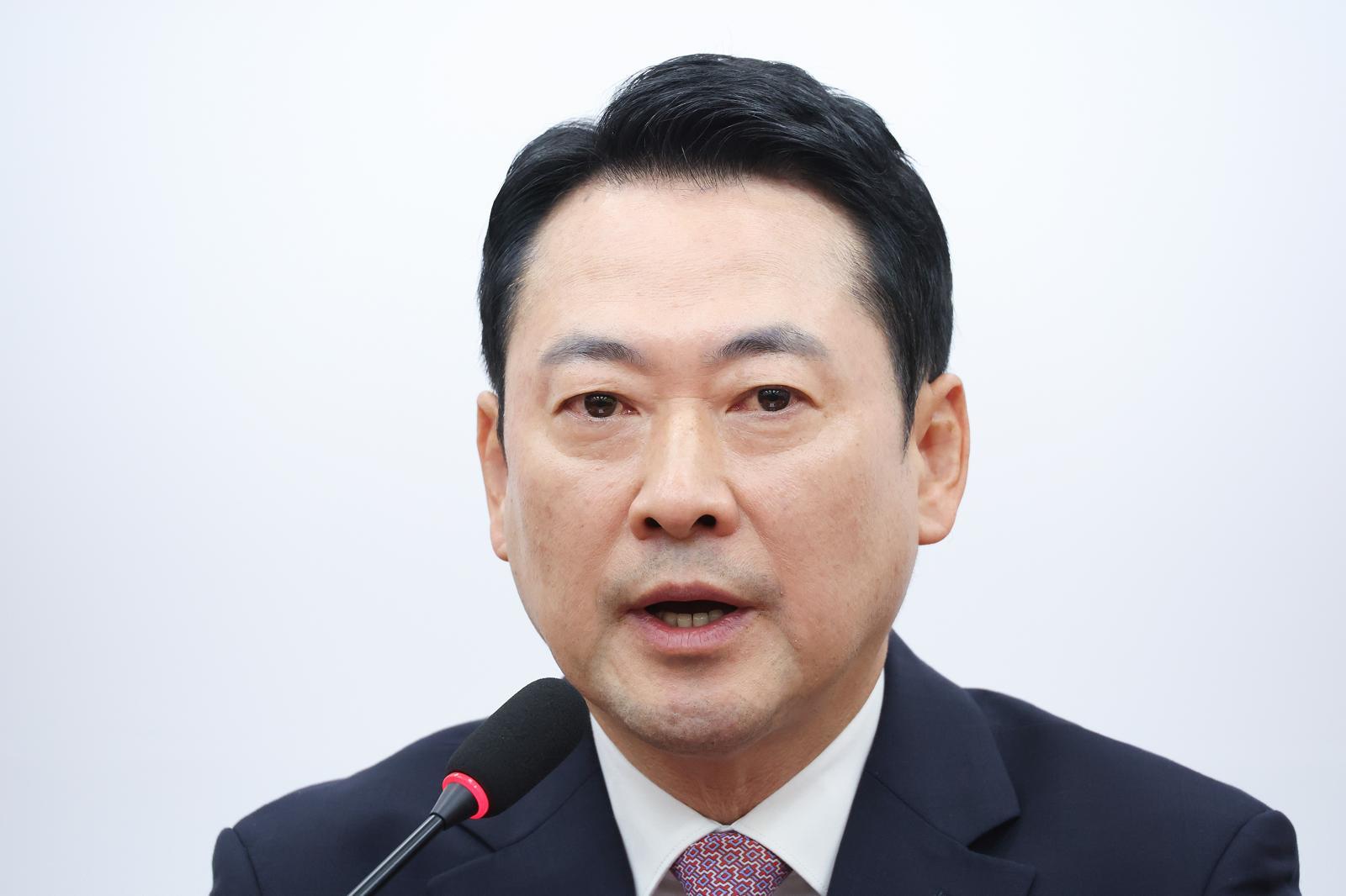 장동혁 국민의힘 대표가 24일 서울 여의도 국회에서 현안 관련 브리핑을 하고 있다. 2026.4.24. 뉴스1
