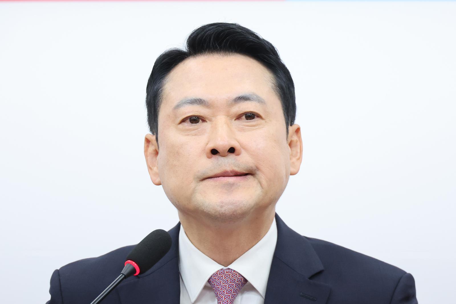 장동혁 국민의힘 대표가 24일 서울 여의도 국회에서 열린 현안 관련 브리핑에서 취재진의 질의를 듣고 있다. 뉴스1