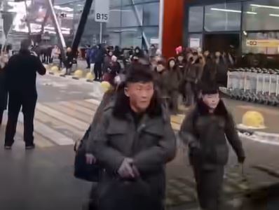 17일 러시아 모스크바 외곽 셰레메티예보 국제공항에서 한 무리의 북한 청년들이 출구를 빠져나오는 장면이 목격됐다. 출처 유로마이단 익스프레스