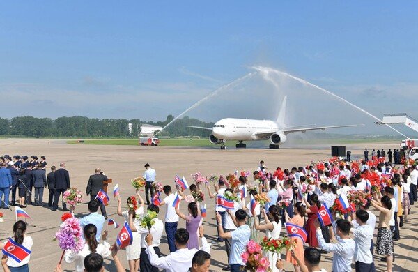 지난해 7월 28일 노드윈드 항공의 첫 모스크바~평양 직항 여객기가 순안공항에 도착하자 평양 시민들이 환영하고 있다. 노드윈드항공 제공