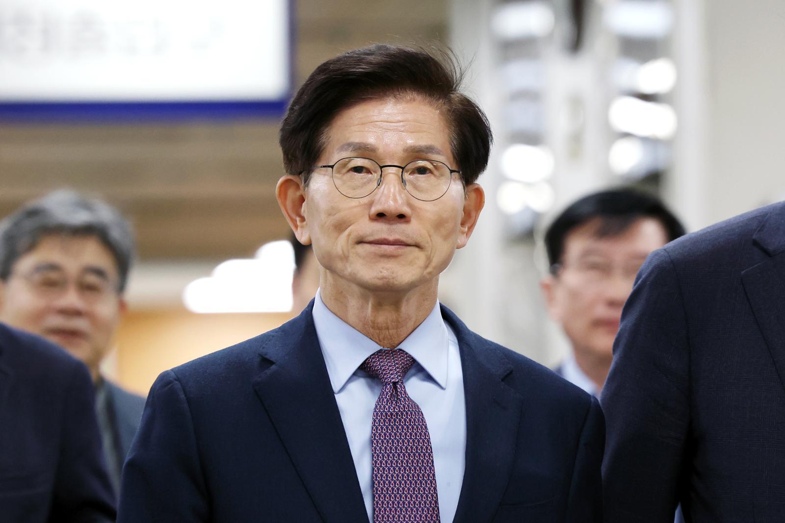 ‘대선 예비후보 명함 교부’ 김문수 1심 벌금 50만원…“선거법 취지 훼손”
