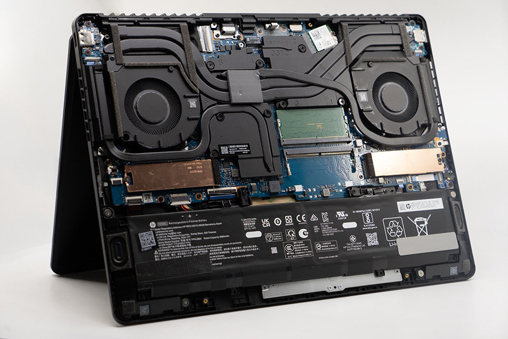 2개의 NVMe 슬롯과 2개의 DDR5-SODIMM 슬롯 두 개가 있다. 구매 후 추가로 저장장치 및 메모리를 확장할 수 있다 / 출처=IT동아