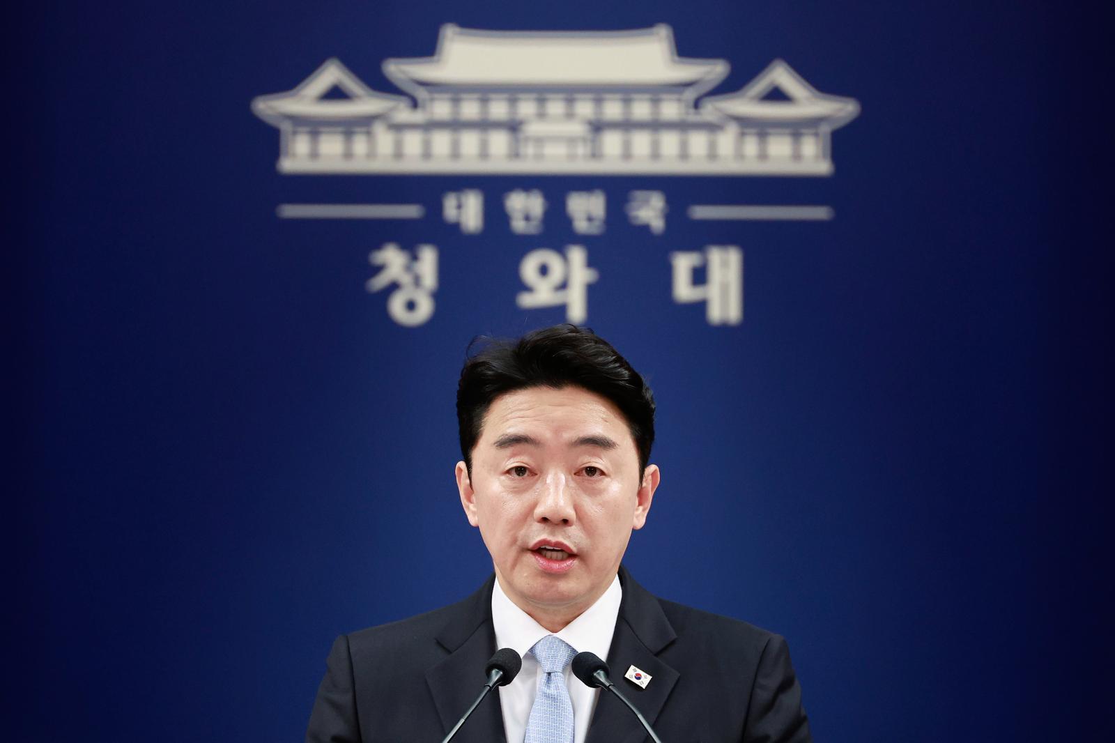 강훈식 대통령 비서실장이 24일 청와대 춘추관에서 비상경제 상황 관련 브리핑을 하고 있다. 청와대통신사진기자단